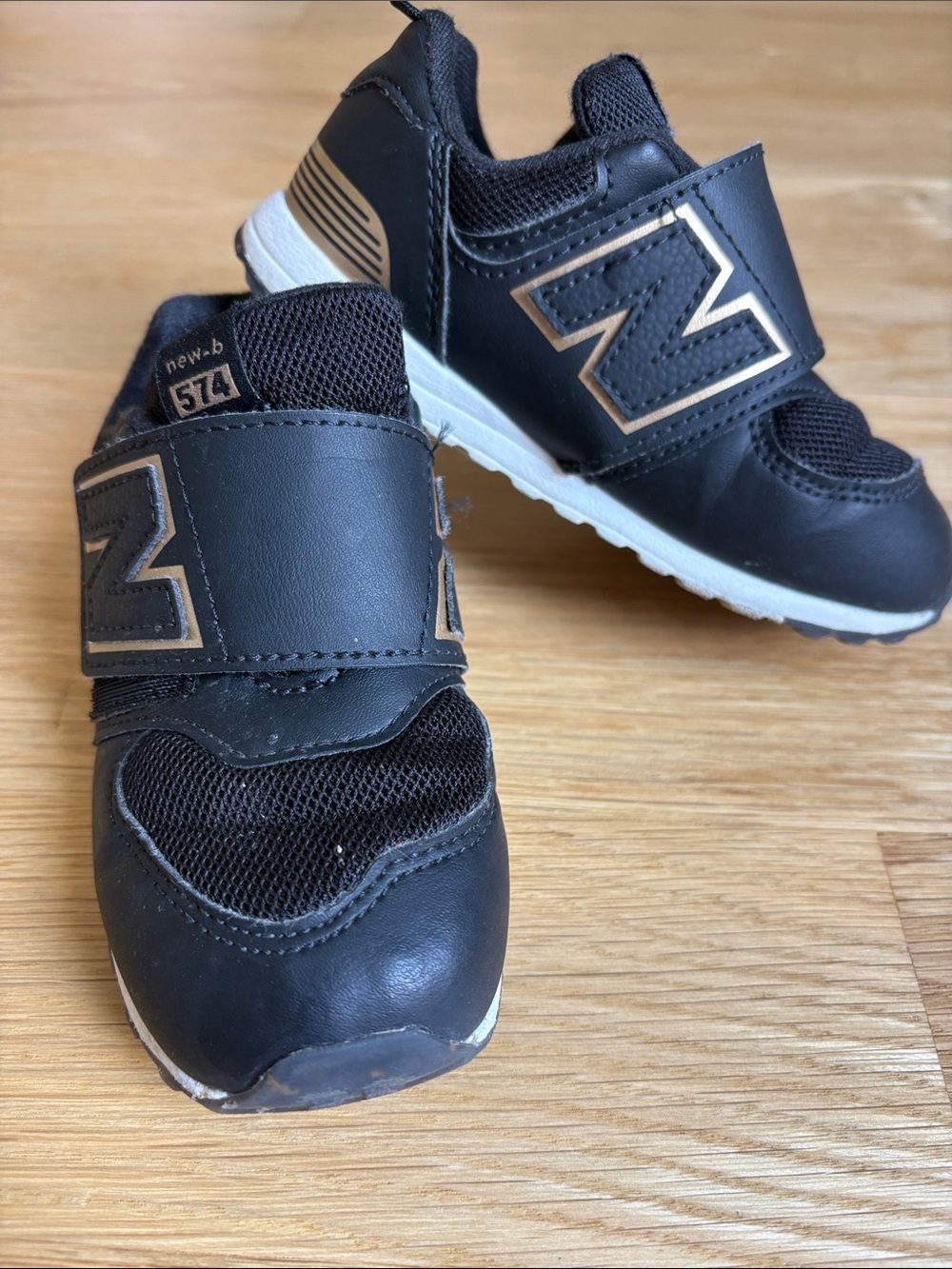 NEW BALANCE KIDS | Black & Gold Athletic Sneaker - 574 Strap